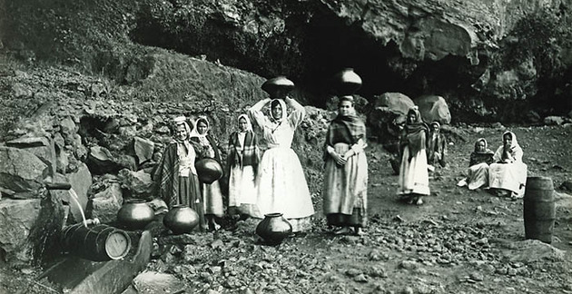 Aguadoras en la Fuente del Dornajo, Icod el Alto, Los Realejos, Tenerife (foto: Marcos Baeza).