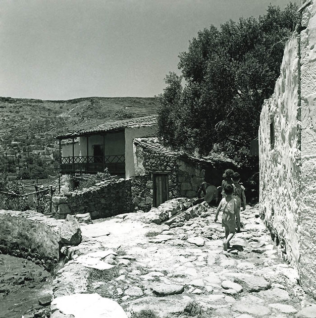 Foto: Francisco Rojas Fariña. Vivienda campesina con acequia y era cercana, al fondo la frondosa copa de un viejo olivo. Temisas, Gran Canaria.