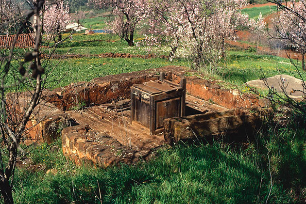 Aljibe con brocal cuadrado de madera y muro de delimitación. La Palma (foto: Antonio Manuel Díaz Rodríguez).