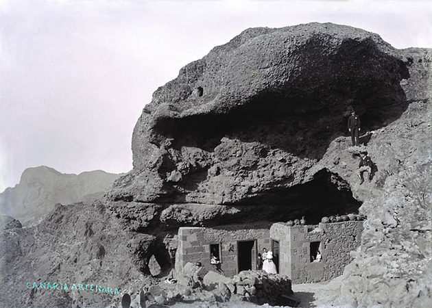 Cueva de habitación y ampliación externa en mampostería. Acusa Seca, Gran Canaria (foto: Centro de Fotografía Isla de Tenerife).