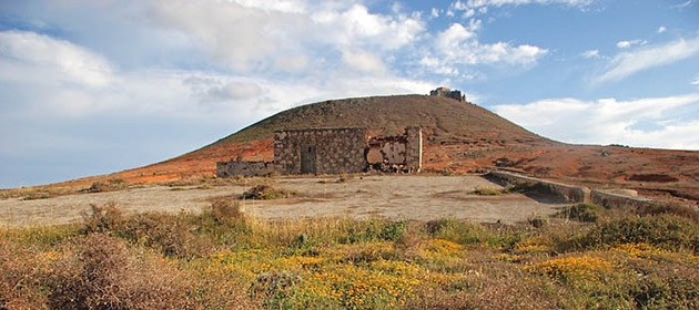 Amplia acogida para el agua de lluvia en la montaña de Guanapay, Teguise, Lanzarote.