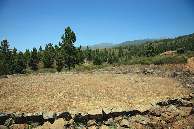 Eras de tipo circular delimitadas por pequeños muretes de piedras.