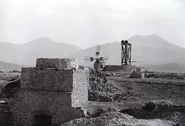 Horno de cal, molina de base cuadrada y molino de viento. Fuerteventura (foto: Francisco Rojas Fariña).