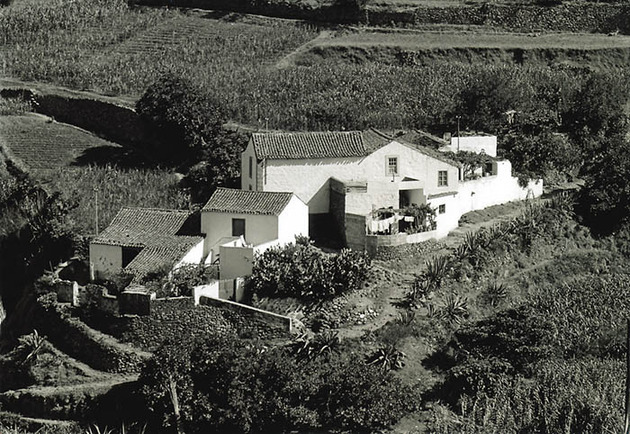 Vivienda y diversas dependencias de formas cúbicas y tejados a dos aguas. La edificación principal ha sufrido añadidos posteriores que han modificado su estructura. Gran Canaria (foto: Francisco Rojas Fariña).