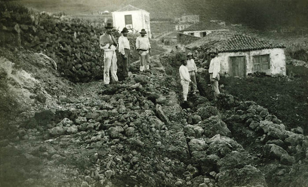 El arreglo de caminos y paredes, después de las lluvias y temporales del invierno, se desarrollaba de manera comunitaria. La Palma.